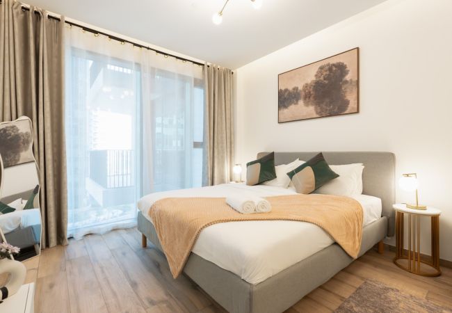 Studio in Dubai - Ahad 909 - Rebecca Gilbertson